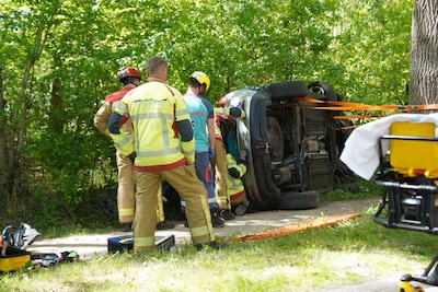 Automobilist bekneld na ongeval in Lieren, weg dicht