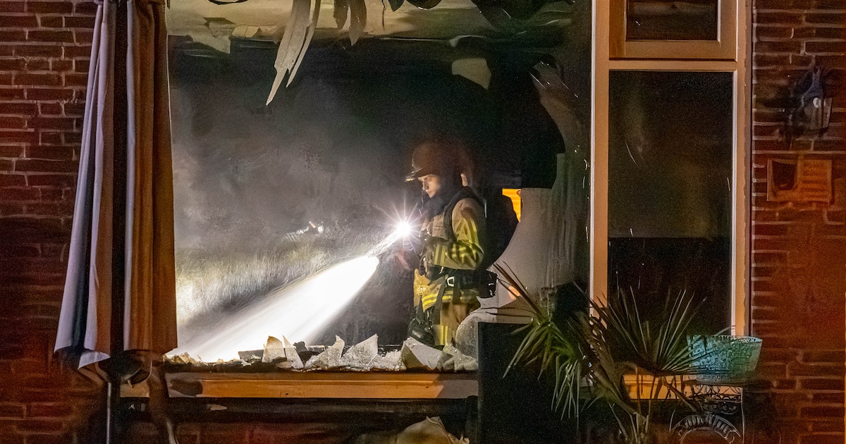 Woningbrand in Helmond midden in de nacht, bewoners komen op tijd naar buiten