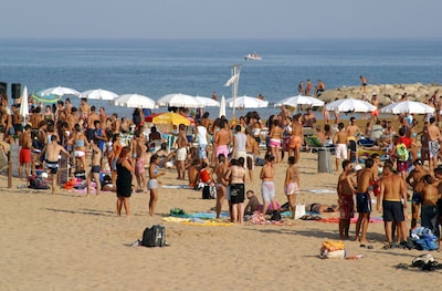 Chaos op Siciliaans strand nadat ineens honderdduizenden euro’s uit zee aanspoelen