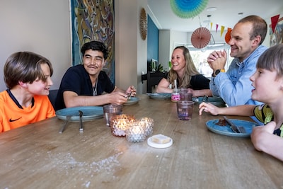 Afghaanse Ali (19) verloor zijn ouders en vluchtte naar Europa, nu eet hij wekelijks bij Nanne: ‘Maakt voor hem enorm verschil’
