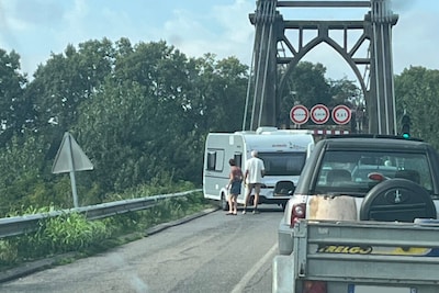 Foutje, bedankt! Nederlanders met caravan muurvast op Franse brug, weggebruikers boos