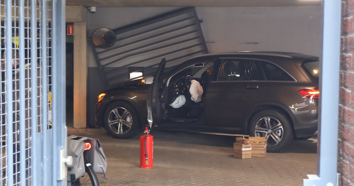 Automobilist rijdt dwars door hek van parkeergarage aan het Westerpark in Rijnsburg