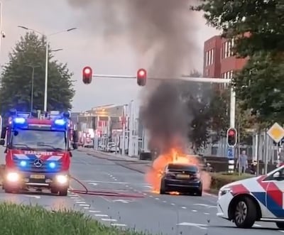 Auto vliegt in brand bij verkeerslichten in Den Bosch, donkere rookwolken