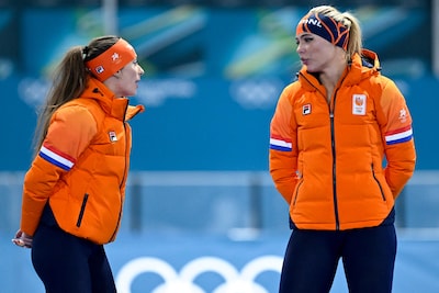 l-r-silver-medallist-netherlands-femke-kok-speaks-with-gold-medallist-netherlands-jutta-leerdam-while-standing-on-the-podium-at-the-end-of-the-speed-skating-women-s-1000m-during-the-milano-cortina-2026-winter-olympic-games-at-milano-speed-skating-stadium-in-milan-on-february-9-2026-photo-by-wang-zhao-afp