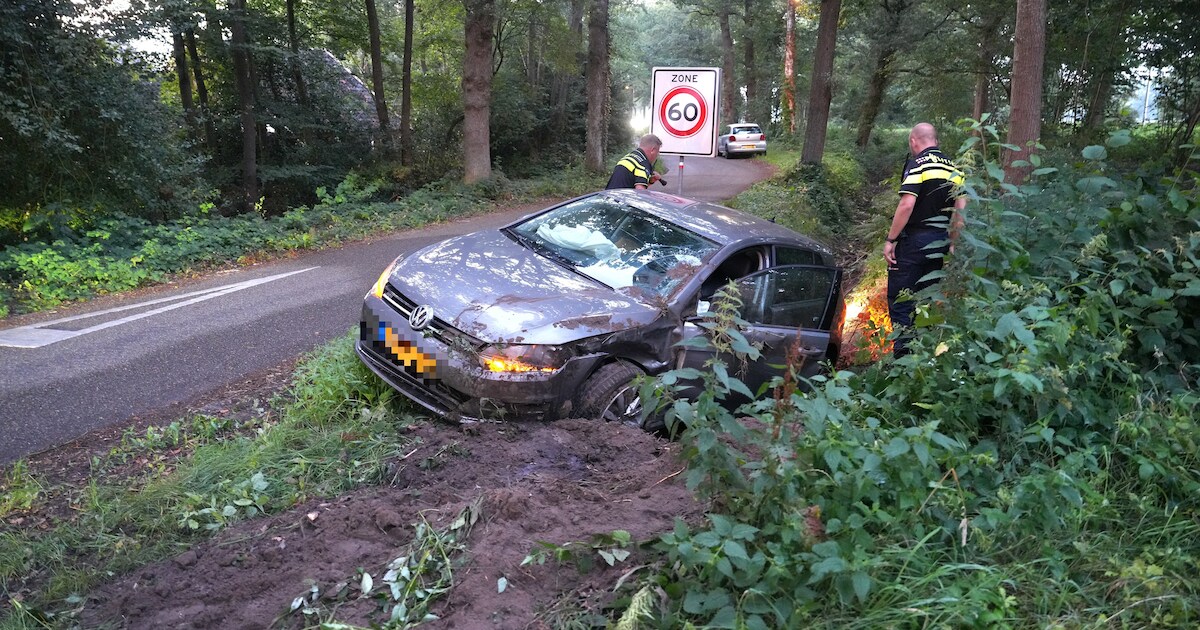 Auto belandt in greppel aan Hessenweg in De Wijk