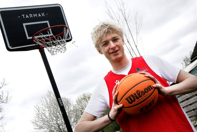 Bram (15) verhuist na de zomer naar een Amerikaanse high school om zijn ...
