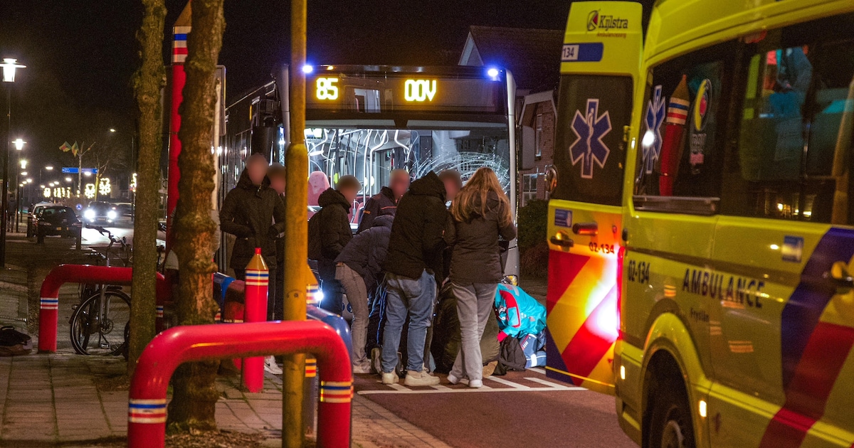 Botsing tussen lijnbus en voetganger op Leeksterweg in Haulerwijk