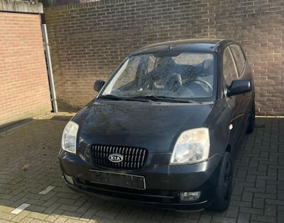 Man in gestolen auto vlucht voor politie in Best: op het bureau probeert hij nóg drugs te verstoppen