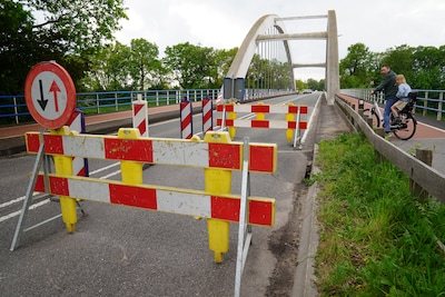Regenwater spoelde zand weg, asfalt zakte in: zo ging de Eefdese Brug bij Zutphen dicht