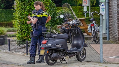 Scooter beschadigd bij botsing met auto in Geffen, politie snel ter plaatse