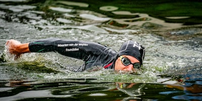 Maarten van der Weijden staakt zijn monsterzwemtocht: te ziek om het water in te gaan