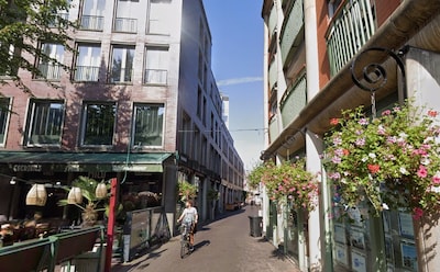 Te koop in de Oude Molstraat: kleurrijke woning met uitzicht op de Haagse skyline