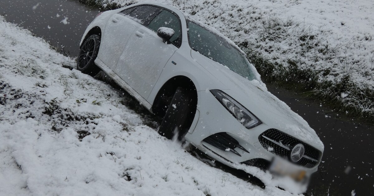 Automobilist rijdt sloot in door gladheid langs Spieregerweg in Dwingeloo