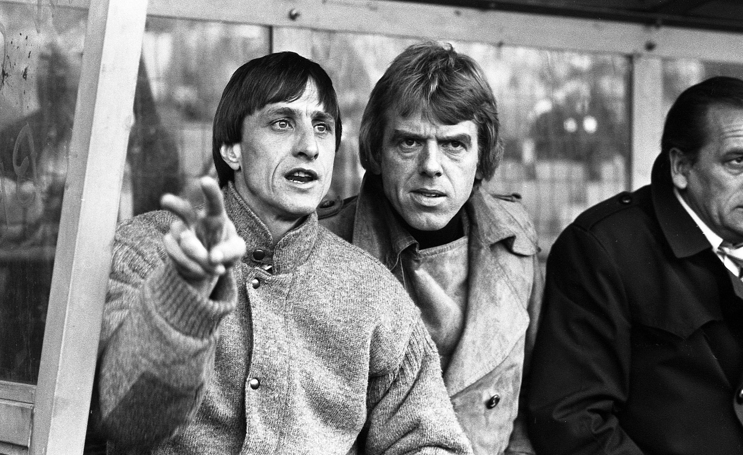 1980-een-zwarte-dag-in-de-trainersloopbaan-van-leo-beenhakker-johan-cruijff-komt-bij-een-tussenstand-van-1-3-tegen-fc-twente-van-de-tribunes