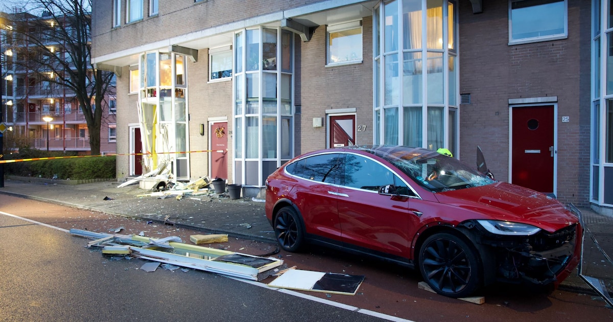Automobilist rijdt gevel aan pijn in de Schans in Beverwijk