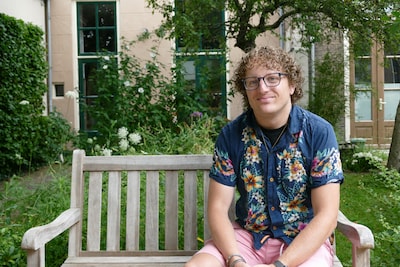 Pepijn en zijn buren vergroenen het ‘verborgen’ hofje achter een oude bieb in hartje Zwolle