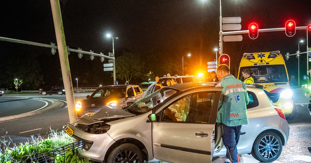 Auto vliegt uit de bocht en ramt verkeerspaal in Alphen aan den Rijn