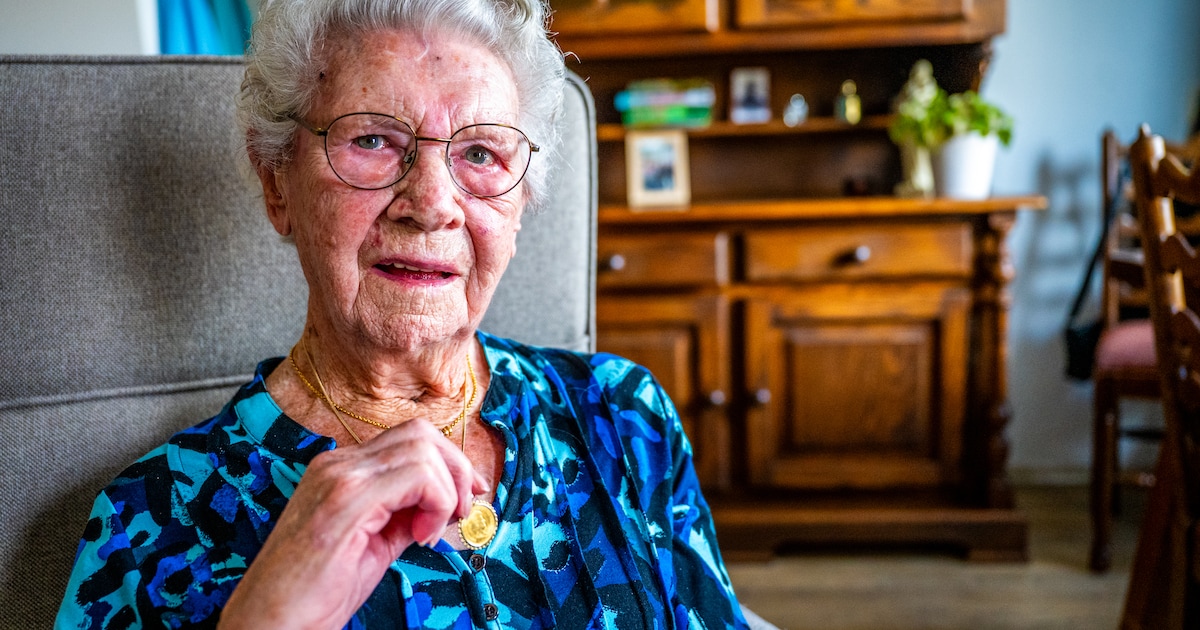 Als Rie (104) merkt dat zorgverlener haar gouden sieraad heeft gestolen,  komt ze direct in actie | Kaag en Braassem | AD.nl