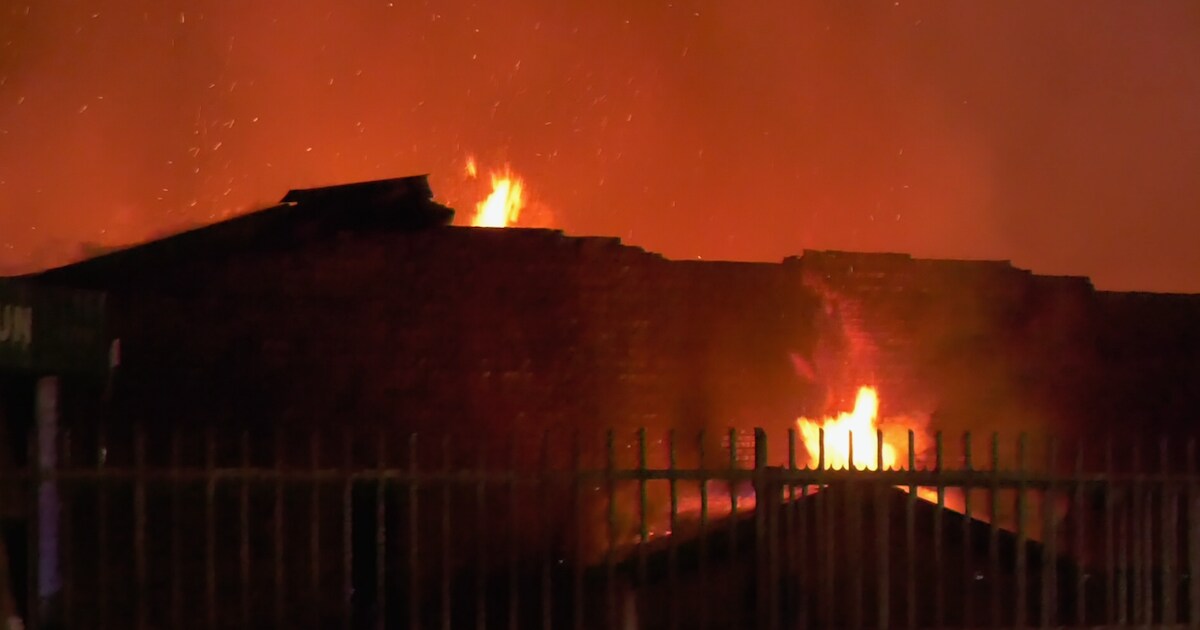 Loods steenfabriek in Beegden verwoest door grote brand
