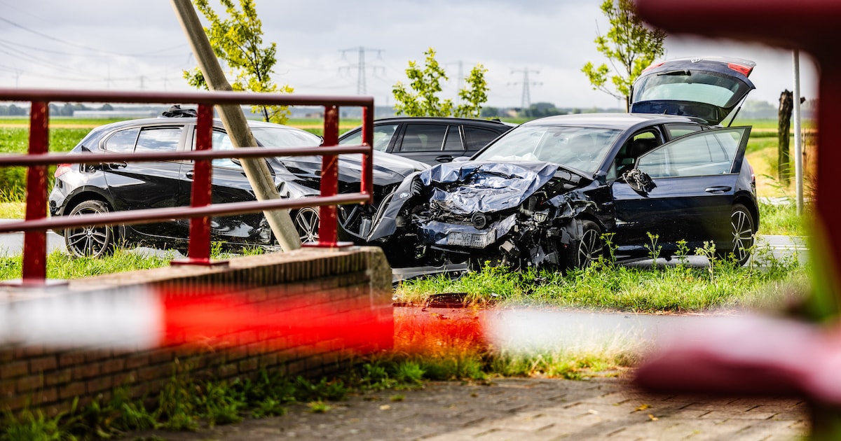 Auto belandt op verkeerde weghelft en veroorzaakt ongeluk met drie auto's, twee personen naar zieken