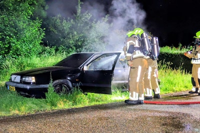 Geparkeerde auto brandt uit in Wadenoijen, brandstichting niet uitgesloten