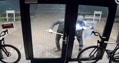 Elf dure racefietsen gejat in Hedel, schade tienduizenden euro’s: ‘Vol verdriet en woede in de winke