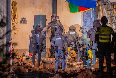 Burenruzie loopt uit de hand: ex-militair met ptss rijdt met trekker in op buurman, wordt daarna doo