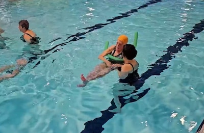 Bep van Berkom, bijna 100 jaar nog altijd drijvende kracht achter invalide zwemmers