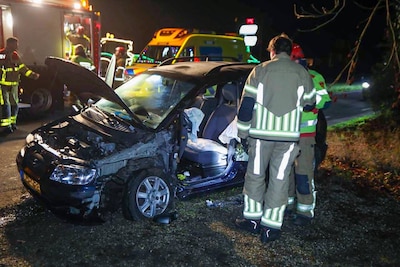 Beknelde bestuurster bevrijd na aanrijding met trekker in Wilp