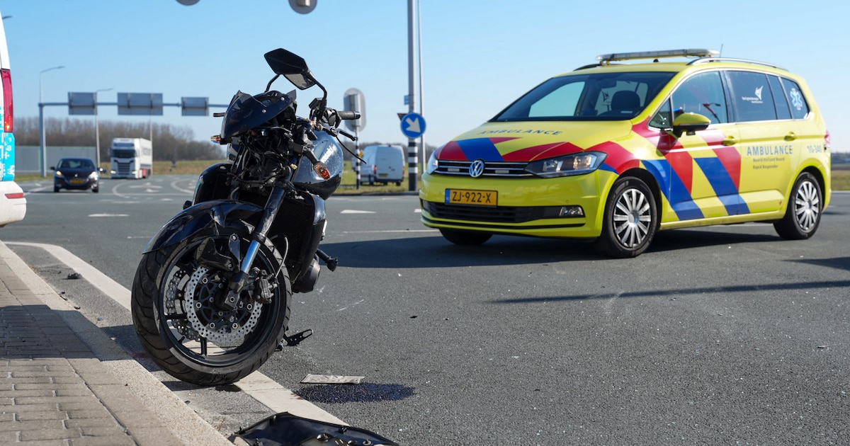 Motorrijder gewond na botsing op kruising N307 bij Zwaagdijk-Oost