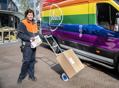 Wijchen wil haar niet kwijt: pakketbezorger Debby (46) vreest dat ze haar geliefde route moet afstaa