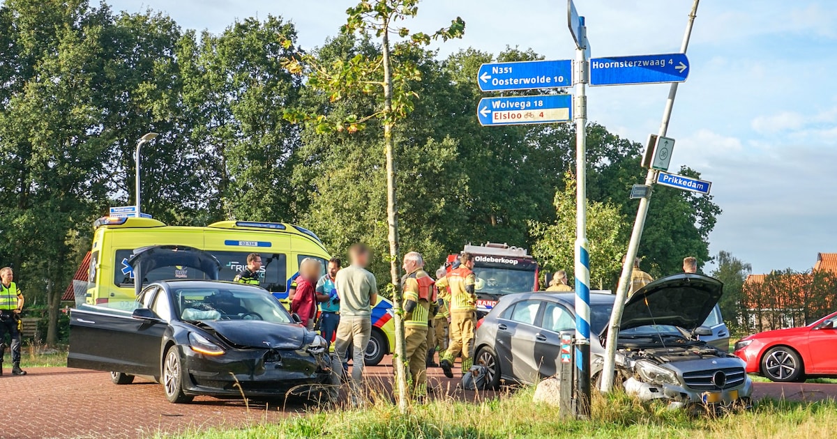 Twee auto's botsen op kruising in Makkinga