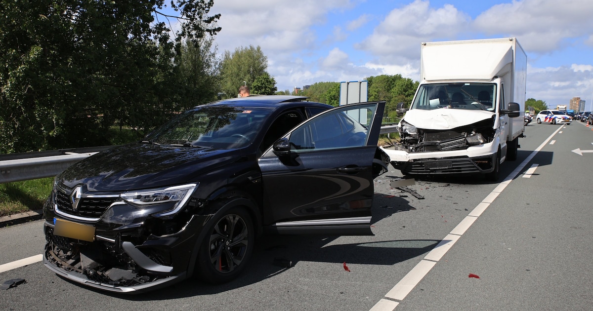 Veel schade na kop-staartbotsing op de A4 bij Den Hoorn