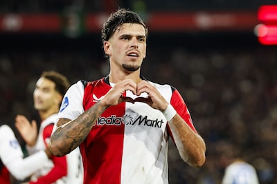Feyenoord wint dankzij Spanjaarden topper van AZ en is voor eerst in bijna een jaar weer koploper
