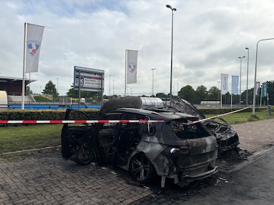 Auto’s branden uit op parkeerplaats van sportpark in Zwolle, politie gaat uit van brandstichting