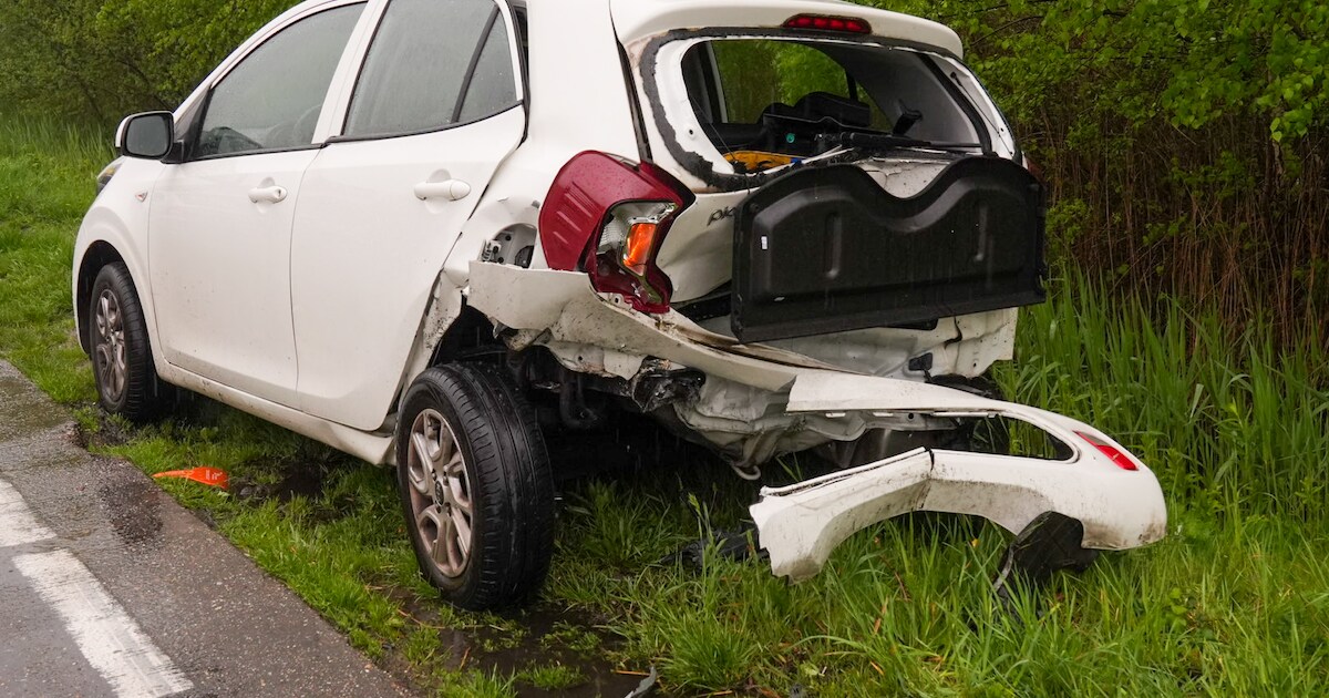 Kind gewond bij botsing op N279 bij Aarle-Rixtel, flinke schade aan twee auto’s