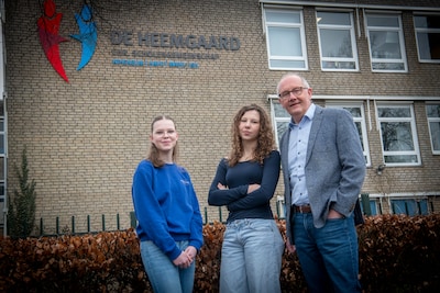 Apeldoornse leerlingen zetten tent op in schoolaula, straks doen ze het in pikkedonker Gambia: ‘Met 