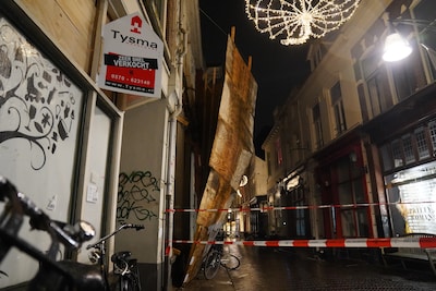 Houten wand komt los van gevel in Deventer binnenstad: gevaarte leunt tegen kabel