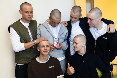 ‘Ik heb kanker’, zegt Bob (17) gortdroog tijdens feestje. Dan doen zijn vrienden dit
