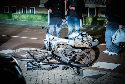 Gewonden bij ongeval met scooter en fiets op de Johan de Wittlaan in Arnhem
