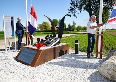 Lancaster-monument na herstel weer eerbetoon aan neergestorte oorlogsvliegers: ‘Een prestatie van fo