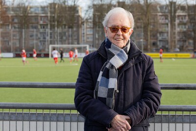 Ies (92) is al tachtig jaar lid van zijn voetbalclub: ‘Wij speelden nog met ballen met een veter’