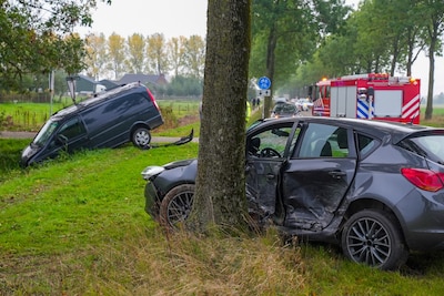 Harde botsing op weg tussen Oss en Megen: auto botst tegen boom, busje belandt in de greppel