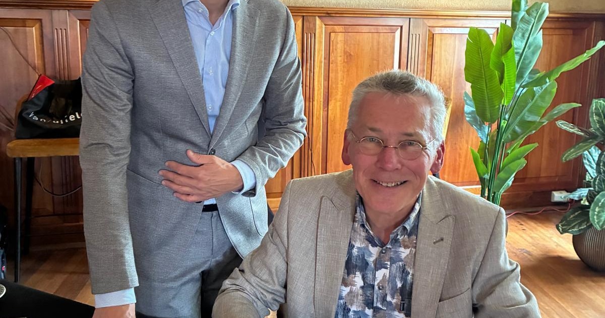 Boek over geschiedenis Aarlanderveen gepresenteerd in Alphen aan den Rijn