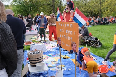 Koningsdag in Amsterdam is vrolijk en zonnig van start gegaan (foto’s!)
