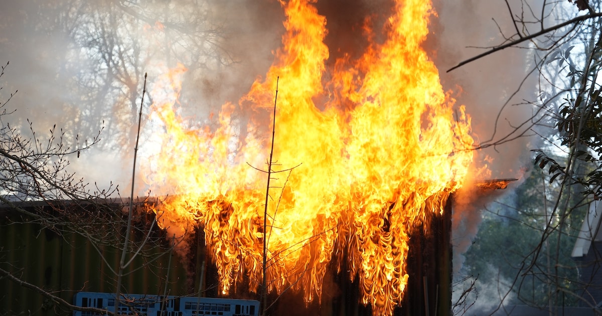 Felle brand verwoest schuurtje in achtertuin in Molenschot
