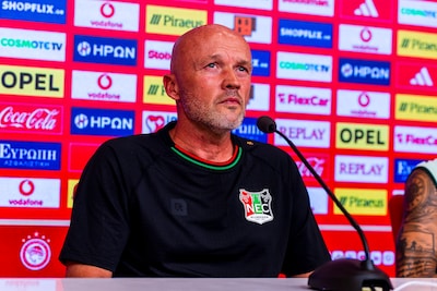 Voetbalpodcast | ‘Intern slaat Dick Schreuder echt wel met de vuist op tafel’