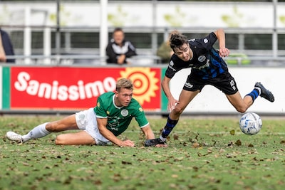 Club start met reservekeeper als rechtsbuiten en speler gaat achter scheids aan: lees hier alles over het amateurvoetbal