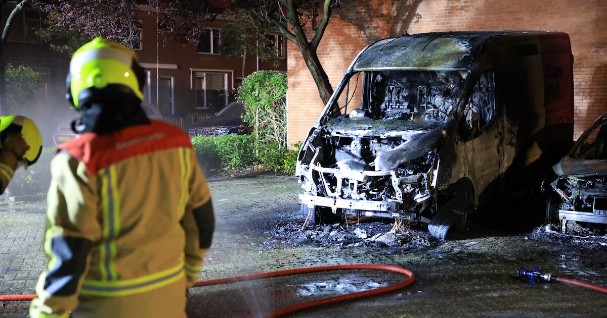 Auto en werkbus zwaar beschadigd door nachtelijke brand in De Lier