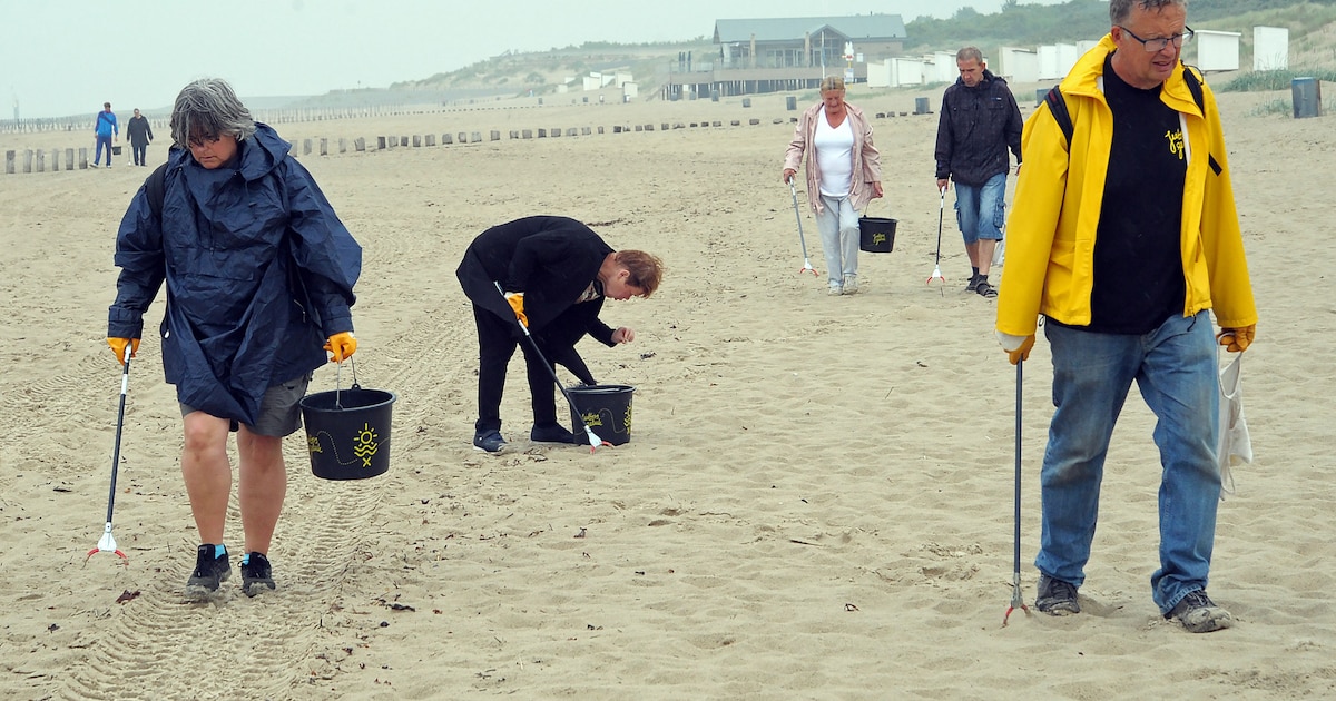 Jutgroep ruimt strand bij Santpoort-Noord op tijdens jutochtend